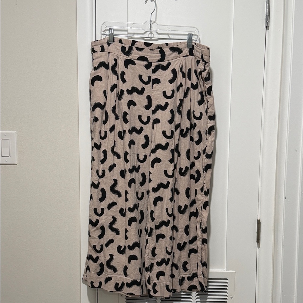 Black and Tan Patterned Women's ankle pants